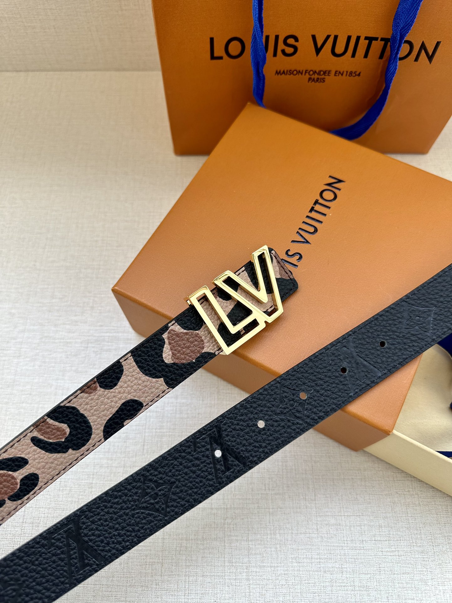 3.0宽LV Initiales 双面腰带以经典之姿成就两式风尚:Monogram 帆布传递闲适惬意,粒面牛皮革流露雅致格调,搭配 LV 9