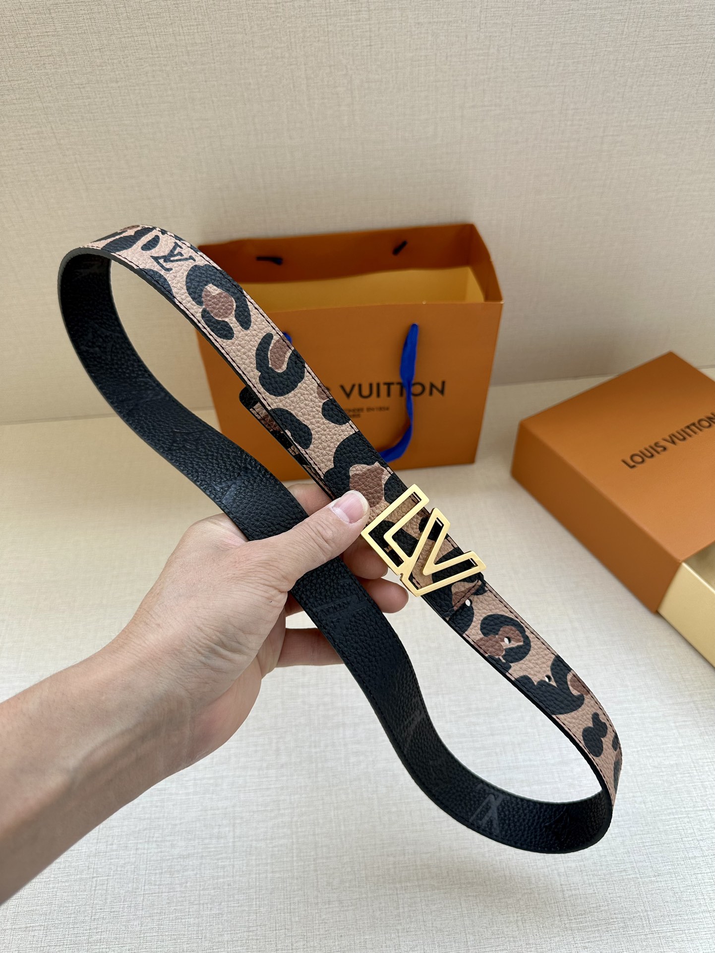 3.0宽LV Initiales 双面腰带以经典之姿成就两式风尚:Monogram 帆布传递闲适惬意,粒面牛皮革流露雅致格调,搭配 LV 6