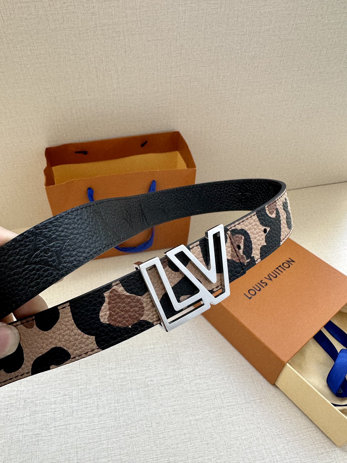 3.0宽LV Initiales 双面腰带以经典之姿成就两式风尚:Monogram 帆布传递闲适惬意,粒面牛皮革流露雅致格调,搭配 LV 2
