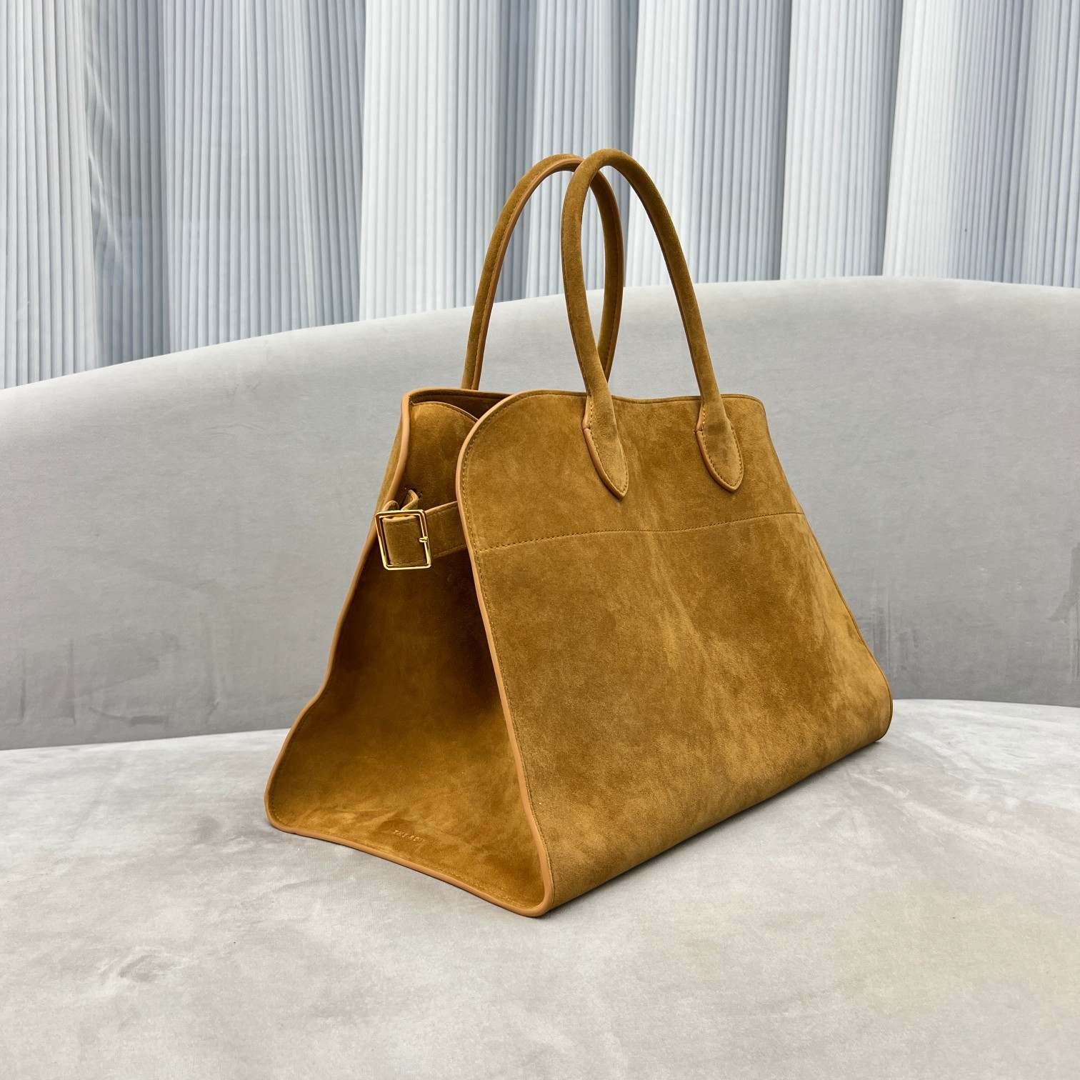 中号磨砂焦糖色Margaux15系列品牌在极简设计上的功力线条干净尽管没有什么logo印花的加持但整体高