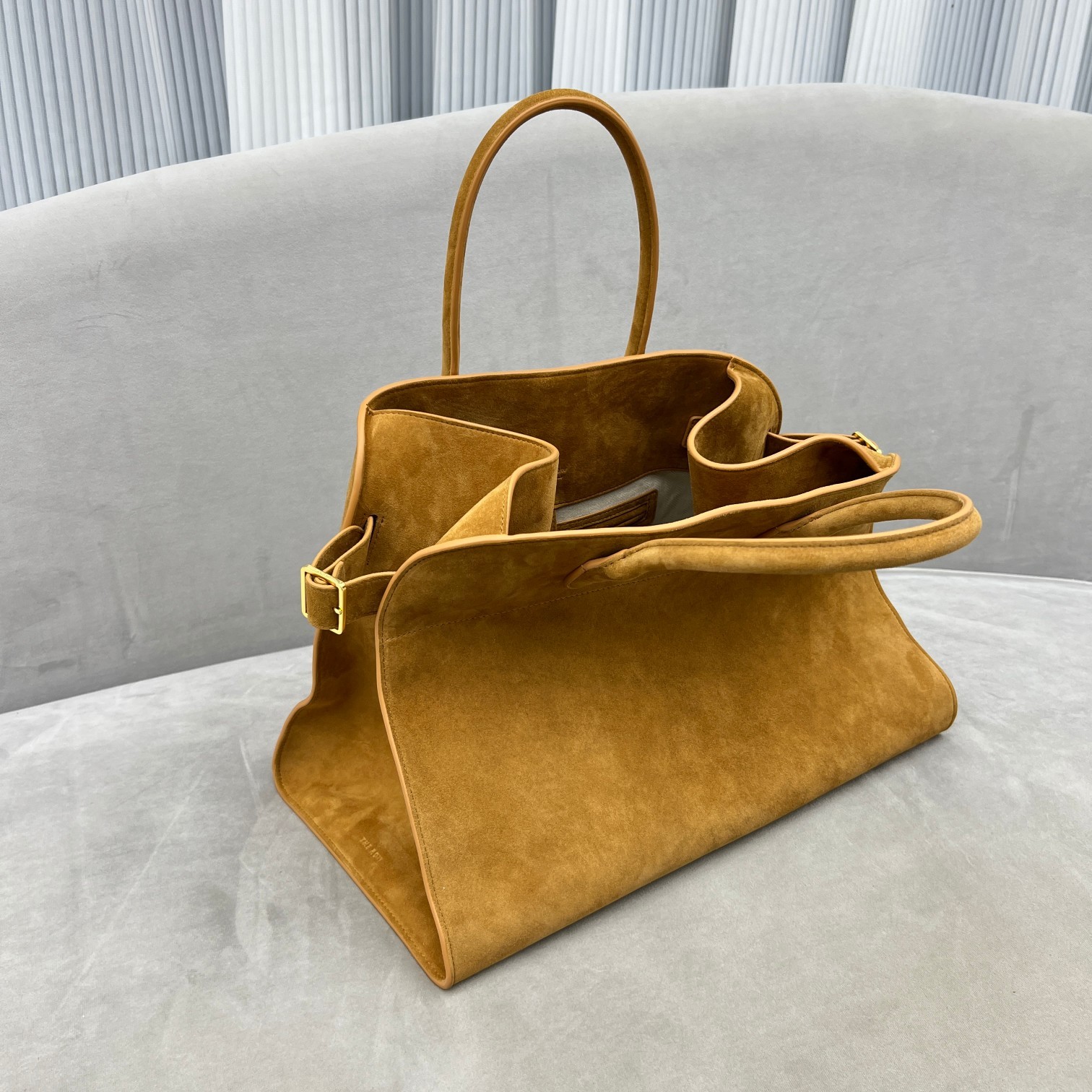 中号磨砂焦糖色Margaux15系列品牌在极简设计上的功力线条干净尽管没有什么logo印花的加持但整体高