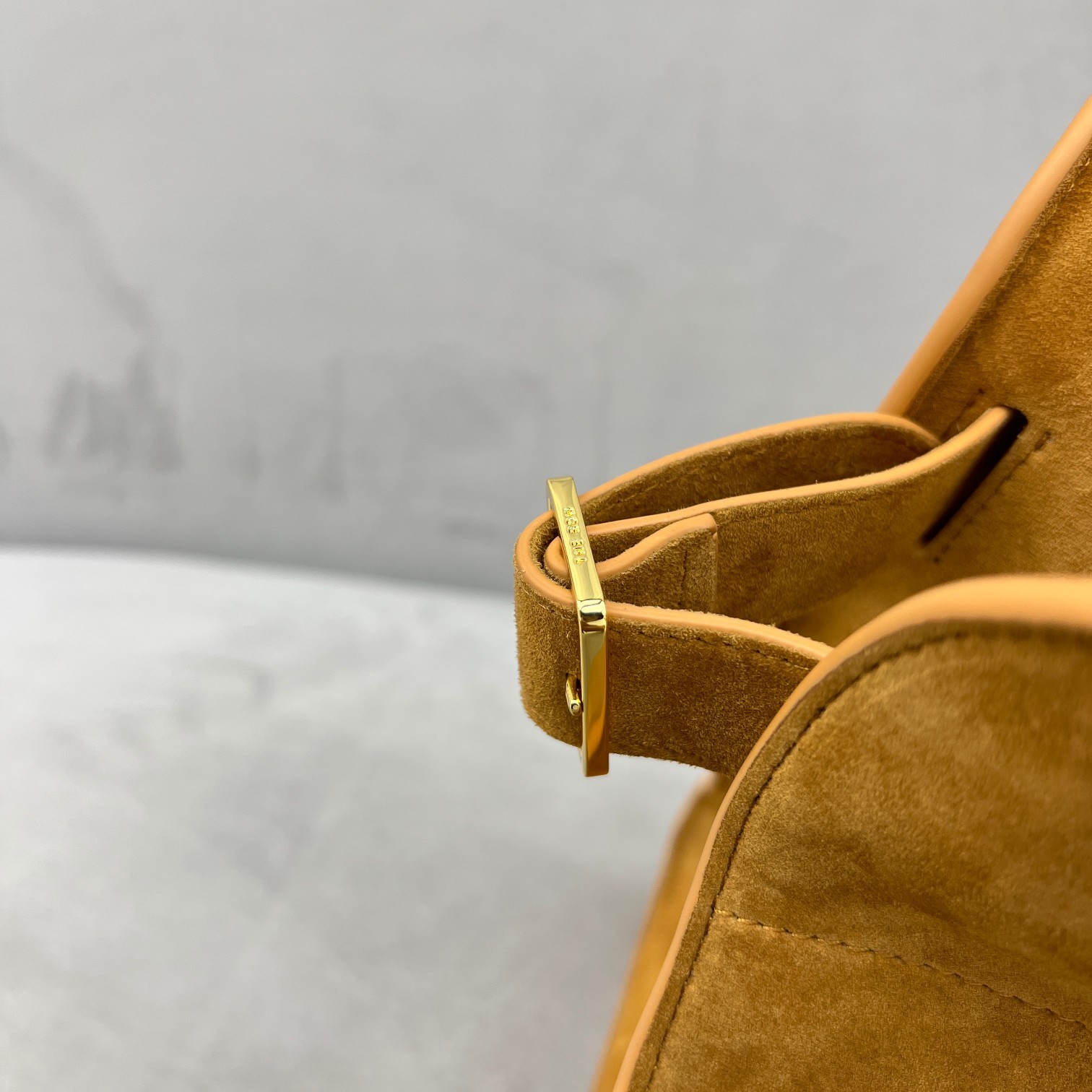 中号磨砂焦糖色Margaux15系列品牌在极简设计上的功力线条干净尽管没有什么logo印花的加持但整体高