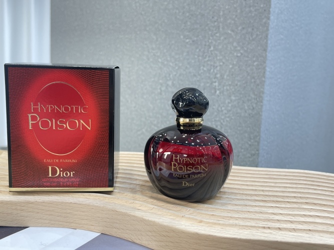 Dior Hypnotic Poison Eau de Parfum - Mysterious, Luxurious, and Feminine 1 Dior Hypnotic Poison Eau de Parfum - Mysterious, Luxurious, and Feminine