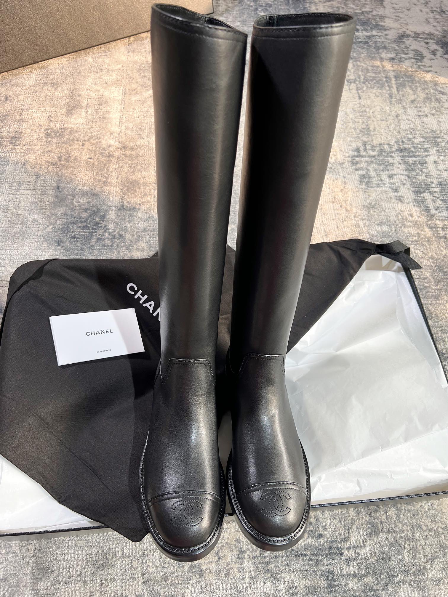 NO:615262,Popular classic knight boots, simple and elegant layout, small high heels that show off your legs, very versatile and low-key, the logo on the back heel highlights its iconic ~ Imported calfskin upper, Italian A-grade leather outsole, Size 35~40, boots, boots, cowhide, Leather soles19860909爆款经典款骑士靴 简约大气的版面 小高跟超级显腿 很百搭又低调的一款 后脚跟的Logo突出它标志性～ 进口小牛皮鞋面意大利A级真皮大底 Size35～40码,靴子,boots,cowhide,Leather soles,Women's Shoes