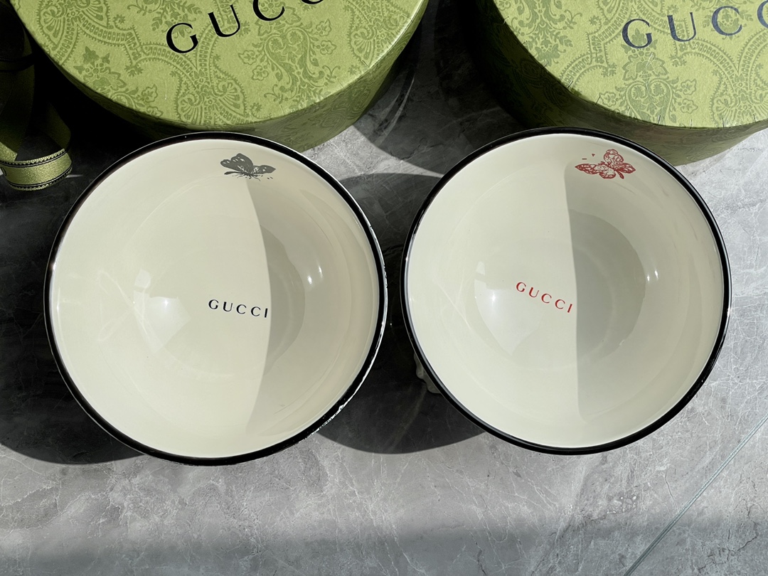 从品牌创作总监自养爱宠的生动描绘到Gucci美学理念中生命力盎然的野生动物世界,动物元素依然为品牌设计注入源源不断的灵感创意与摄人心魄的魅力精髓 4