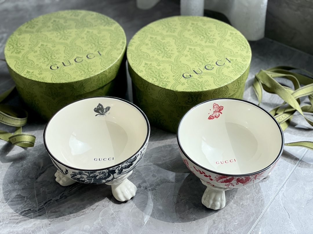 从品牌创作总监自养爱宠的生动描绘到Gucci美学理念中生命力盎然的野生动物世界,动物元素依然为品牌设计注入源源不断的灵感创意与摄人心魄的魅力精髓 2
