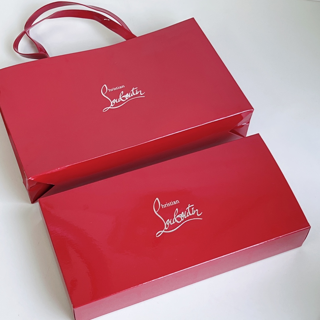 120. Set de 7 labiales Louboutin 1314521 🔜 calidad 1:1❗️ Labiales 1.8g×7 con bolsa de regalo. Tonos: 013M tubo dorado …