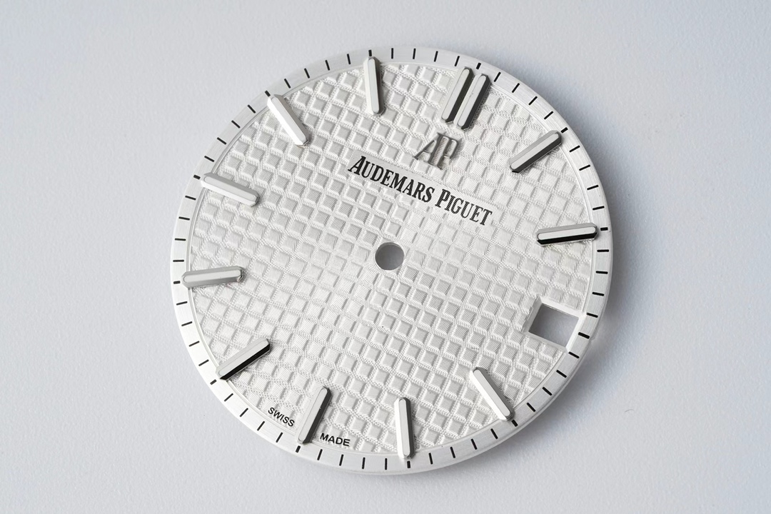 NO:586413,IP.Factory's pixel-level work - Audemars Piguet 15500 integrated movement 4302 version, steel king noble, long-lasting power 1. It adopts the original structure and watch installation method, which is consistent with the original product, and the size is 41X10.4 mm!  2. The case is made of fine steel. The case is molded with original data and is polished to the highest level. Both the texture and texture are close to the original. 3. The structure and details of the steel strap are close to the original, making it more comfortable and delicate to wear. The tightness of the 'buffer belt' connecting the steel strap head grain and the watch head is exactly the same as the original. 4. The 'biscuit texture' of the dial is meticulously reproduced to give the original three-dimensional feel, and the color of the specially adjusted ink is closer to the original.  5. Use Audemars Piguet CAL.4302 all-in-one machine!  This is a true integrated movement, which has been developed for many years. It is no longer a plywood-equipped movement on the market pretending to be the 4302 movement. 6. This is Audemars Piguet's first large movement. It is larger and more powerful than the old movement. The power is more stable and excellent for up to 72 hours. The movement calendar is an instant jump in the opposite direction. It is different from the movement with plywood on the market. The calendar direction is different.  . Any gears on the back of the movement are not decorations. The power pinion of the winding chain will drive. There is no unnecessary decoration, only pragmatism consistent with the original. The shock absorber of the movement, no card and other details are restored to the original movement.  7: The color of the movement rotor is the most easily mistaken, because the color of the rotor in the official website picture is more rose-red, while the original real rotor is more gold, which leads to many rotor blades on the market being made in rose red color, while the IP factory specially adjusts the color of the rotor to be consistent with the original one (other ones on the market are generally redder),,audemars19860909IP.Factory像素级别之作——爱彼15500一体机芯4302版本,钢王贵族 持久动力 1.采用正品结构和装表方式,与正品一致,尺寸为41X10.4毫米！ 2.表壳精钢材质,表壳采用原装数据开模,顶级打磨,不管是纹路还是质感都接近原装 3.钢带的结构和细节都做到接近原装,佩戴更舒服更细腻,钢带头粒和表头衔接的“缓冲带”的松紧程度与原装一模一样. 4.表盘的“饼干纹理”细致的复刻出原装的立体感,特调油墨颜色更接近原装. 5.采用爱彼CAL.4302一体机！这是真正意义的一体机芯,研发多年,不再是市面上装夹板的机芯来冒充4302机芯. 6.这是爱彼的第一个大机芯,比老款的机芯更大,动力更足,长达72小时动力更稳定,更优秀.机芯日历是反方向的瞬跳,区别于市面的机芯加夹板,日历方向是不一样的 .机芯背面任何齿轮都不是装饰,上链条动力小齿轮会传动,没有多余的装饰,只有跟原装一致的实用主义,机芯的避震器,无卡度等等细节都还原原装机芯 7:最容易错误的机芯陀片颜色,因为官网图片陀片颜色偏玫红,而原装实物陀片偏金,这就导致市面很多做陀片按着玫红颜色做,而IP厂特调了陀片颜色跟原装一致（市面其他的普遍偏红）,,audemars,Watch