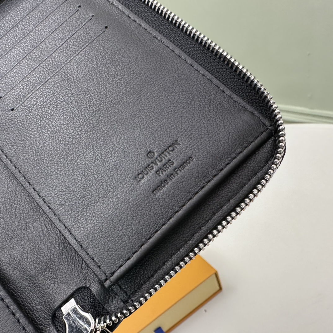 Louis Vuitton M58412 Black Taurillon Leather Standard everyday
