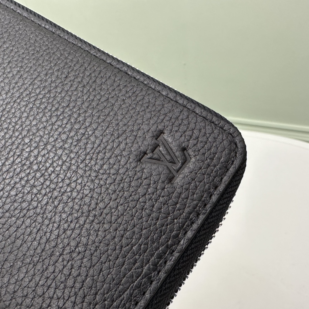 Louis Vuitton M58412 Black Taurillon Leather Standard everyday