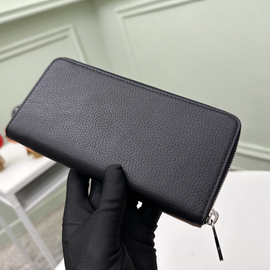 Louis Vuitton M58412 Black Taurillon Leather Standard everyday