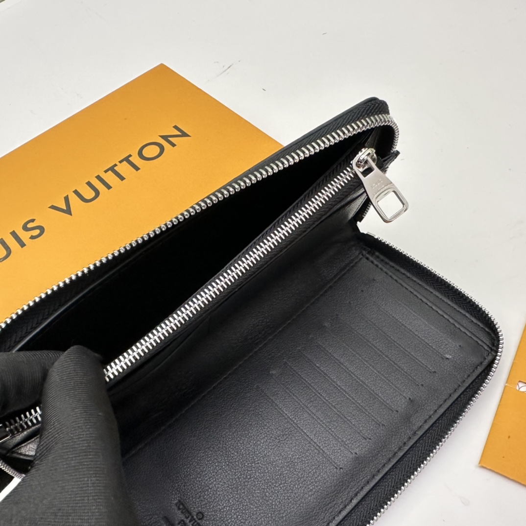 Louis Vuitton M58412 Black Taurillon Leather Standard everyday