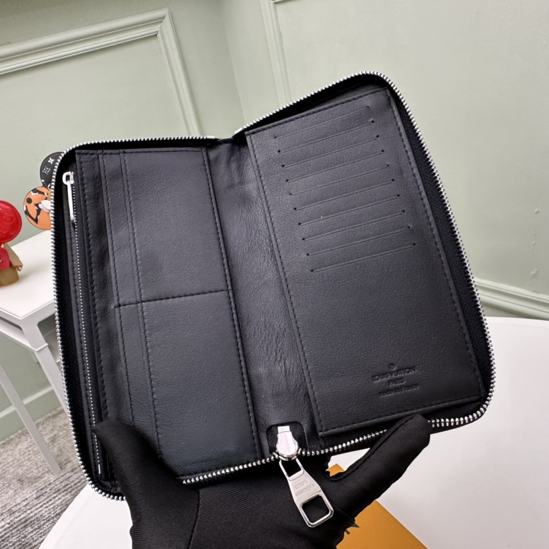 Louis Vuitton M58412 Black Taurillon Leather Standard everyday