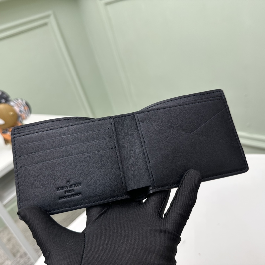 Louis Vuitton Multiple Black Aerogram leather 11 5 x 9 0 x 1 5 cm everyday