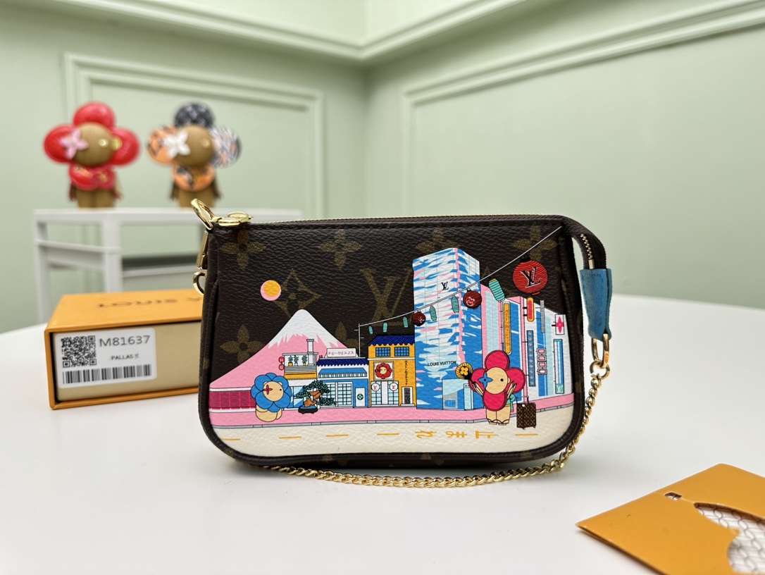 NO:671990,[Top Original Order] M81637 This Mini Pochette Accessoires clutch is from the Vivienne Holidays series. The limited print expresses Louis Vuitton’s travel spirit mascot Vivienne. Visiting the boutique in Tokyo, Japan, overlooking Mount Fuji. Monogram canvas and fabric lining create a delicate configuration. Size 15.5X10.5X4. Packaging box., LV wallet, louis vuitton, louis  vuitton,wallets,handbag19860909【顶级原单】M81637本款 Mini Pochette Accessoires 手拿包来自 Vivienne Holidays 系列,以限定印花道出路易威登的旅行精神吉祥物 Vivienne 走访日本东京精品店,远眺富士山.Monogram 帆布和织物内衬塑造精巧构型.尺寸15.5X10.5X4.包装配包装盒.,LV钱包,louis vuitton,louis vuitton,wallets,handbag,欧美剧