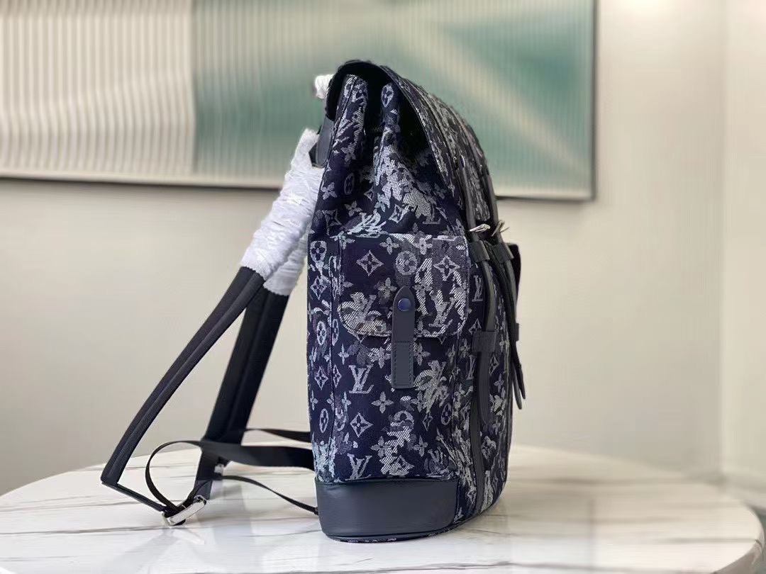 为登山包的粗粝质感注入摩登气息 2