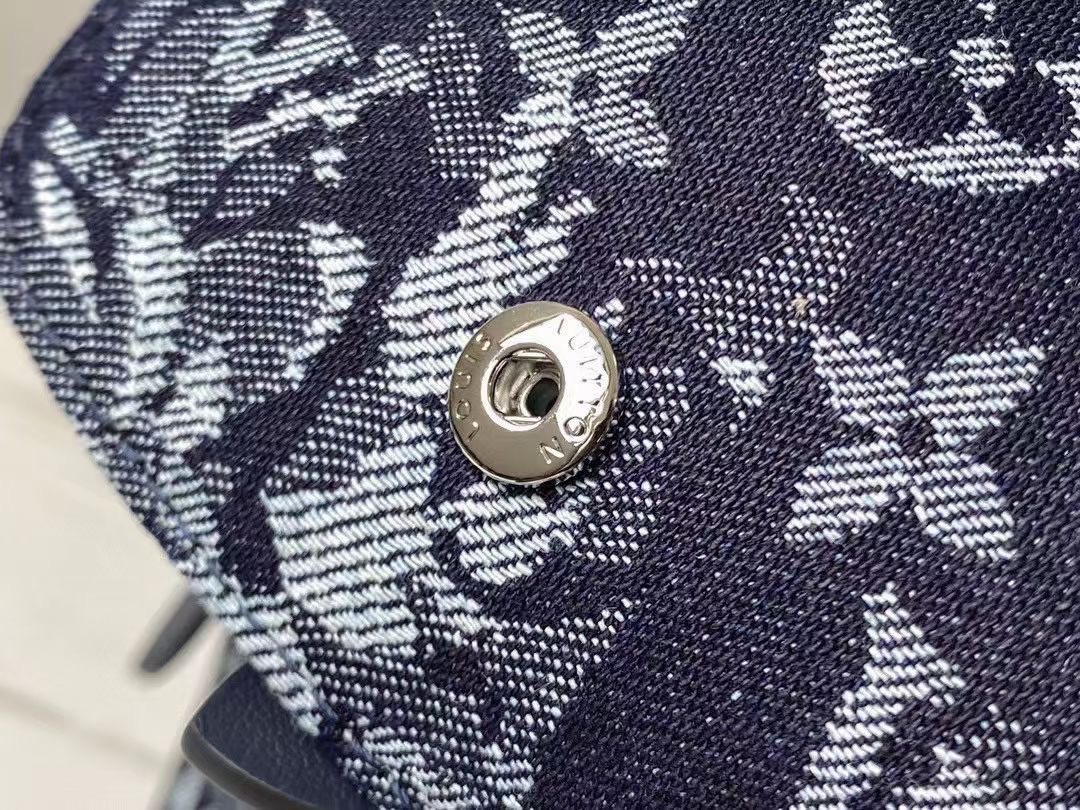 为登山包的粗粝质感注入摩登气息 6