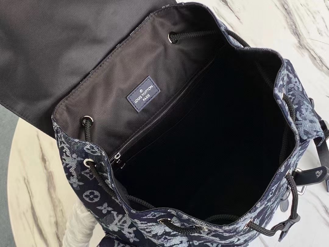 为登山包的粗粝质感注入摩登气息 8
