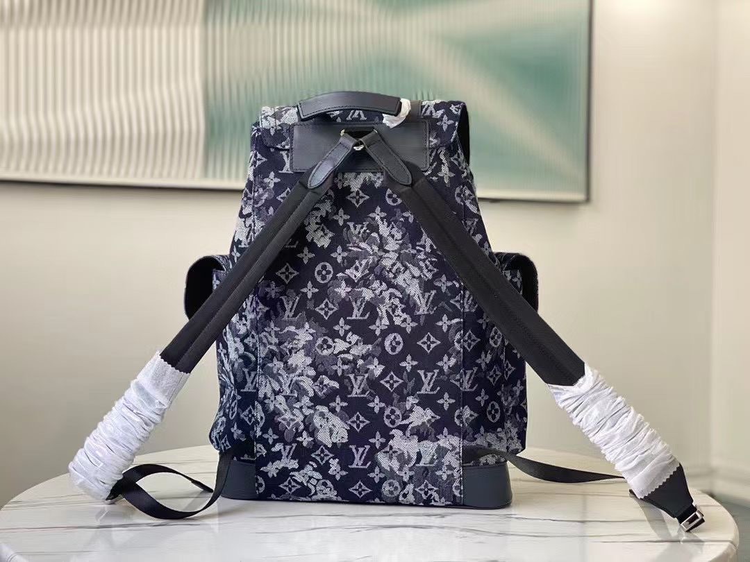 为登山包的粗粝质感注入摩登气息 3