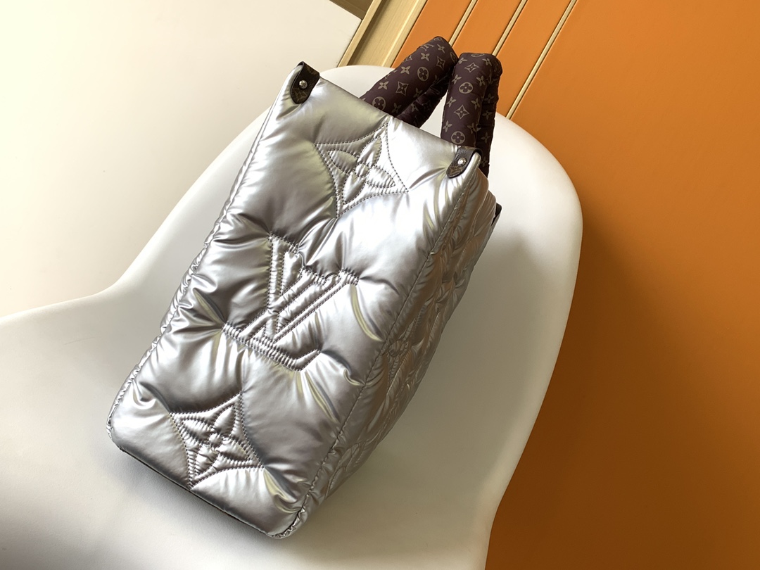 p600💰ONTHEGO 大号手袋M21053银色59005黑色59007杏色此款 OnTheGO 大号手袋选用 Econyl 再生锦纶 宣示路易威登 EcoDesign 行动理念 Monogram 刺绣图案结合衬垫质感 充裕空间可满足商务 购物或旅行需求 长肩带和顶部手柄提供多种舒适背携方式 size：41x34x19cm