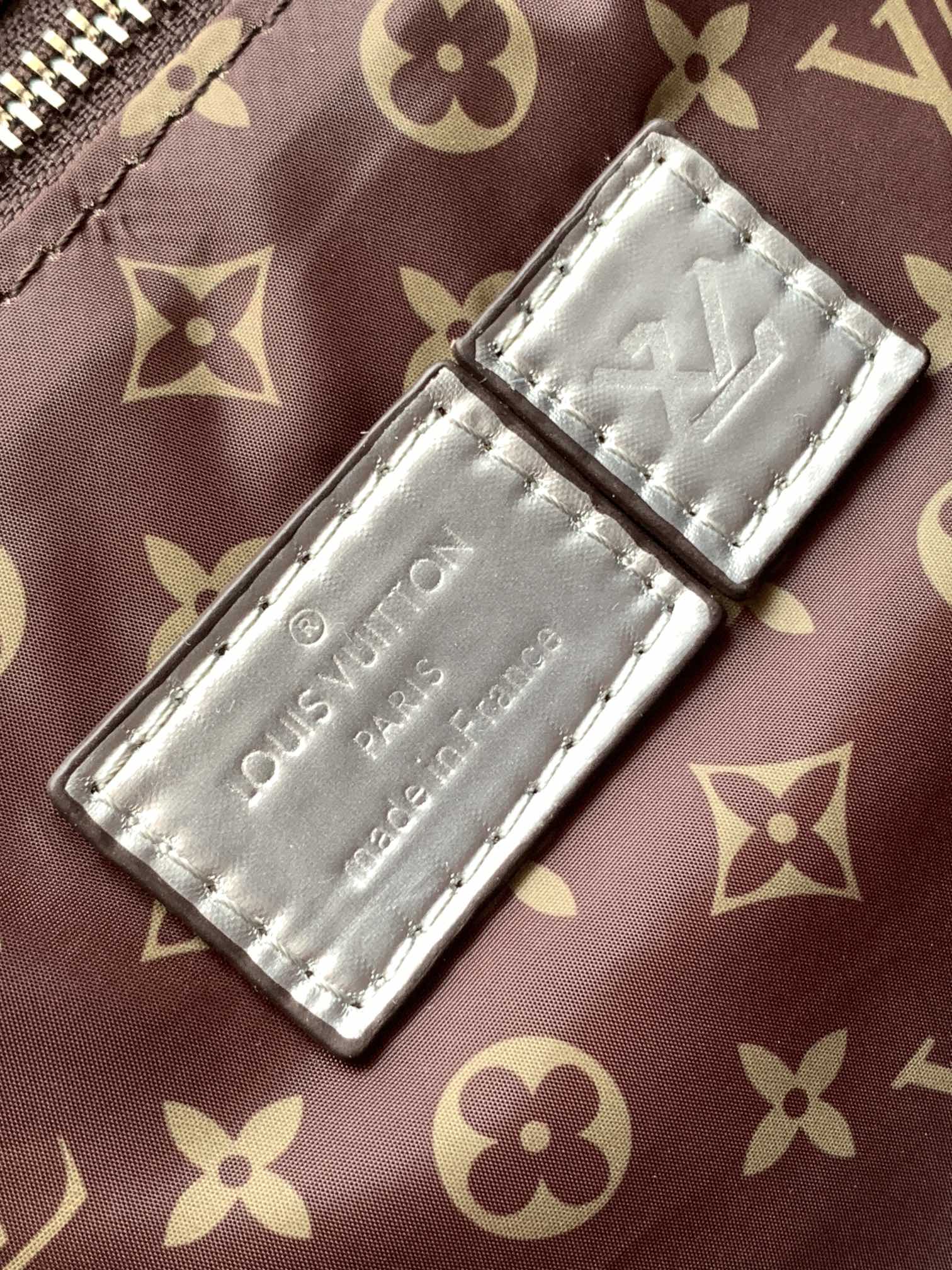 p600💰ONTHEGO 大号手袋M21053银色59005黑色59007杏色此款 OnTheGO 大号手袋选用 Econyl 再生锦纶 宣示路易威登 EcoDesign 行动理念 Monogram 刺绣图案结合衬垫质感 充裕空间可满足商务 购物或旅行需求 长肩带和顶部手柄提供多种舒适背携方式 size：41x34x19cm