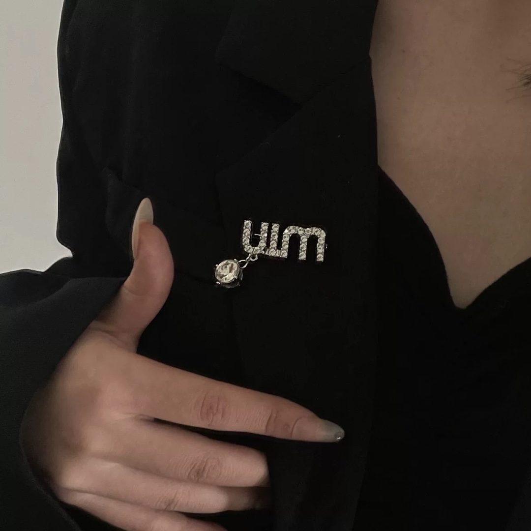 高品质 细节如图 【m!um!u字母钻胸针】Z 3800，太美太美了，Blingbling✨妥妥公主耳环