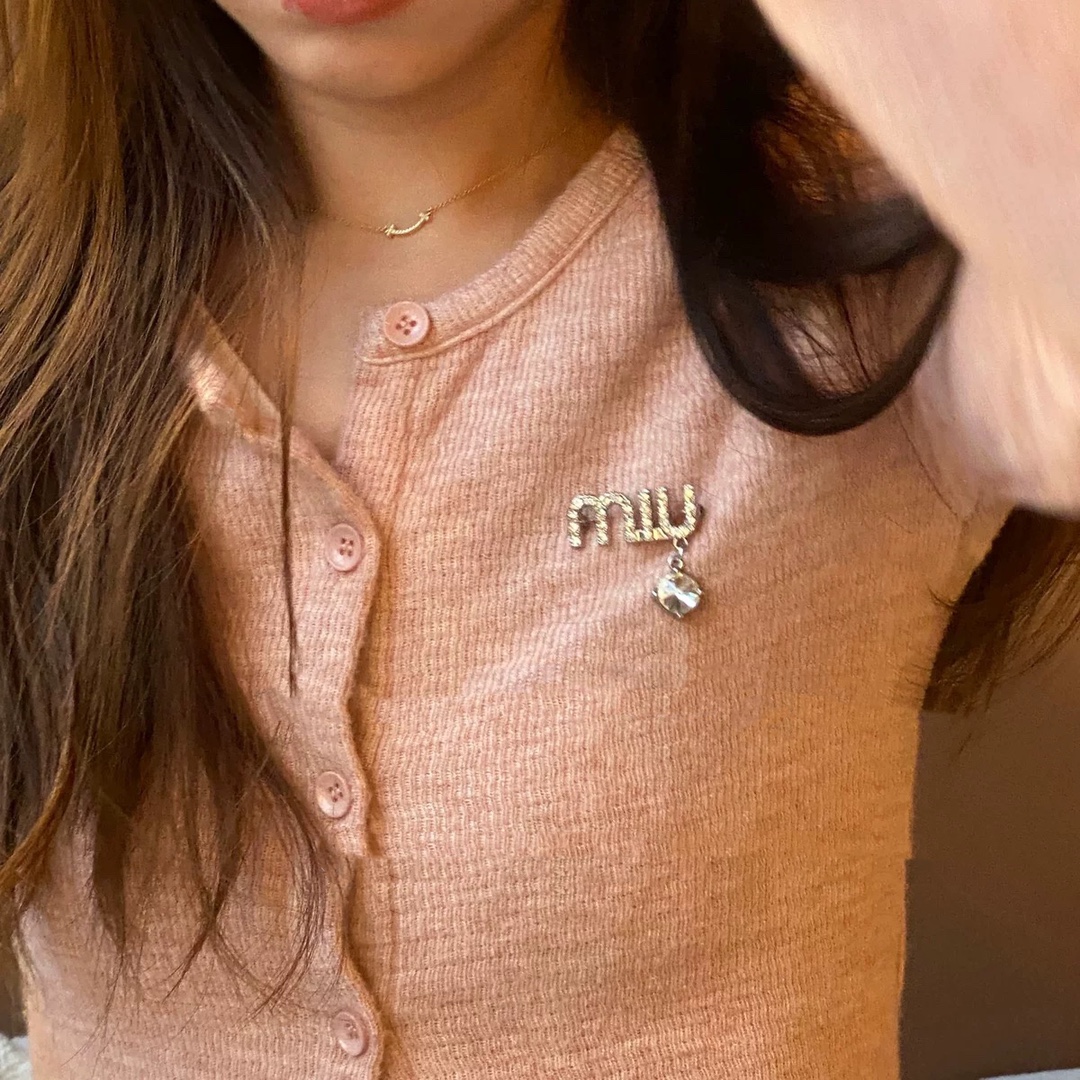 高品质 细节如图 【m!um!u字母钻胸针】Z 3800，太美太美了，Blingbling✨妥妥公主耳环