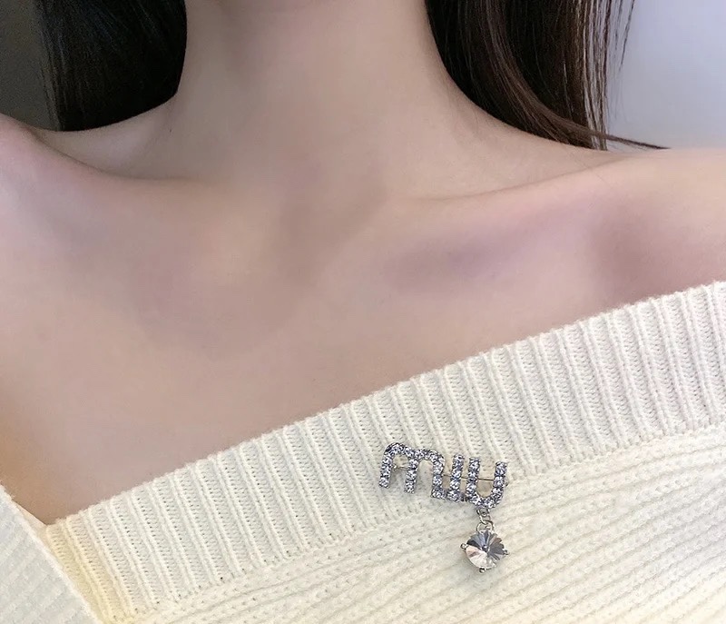 高品质 细节如图 【m!um!u字母钻胸针】Z 3800，太美太美了，Blingbling✨妥妥公主耳环