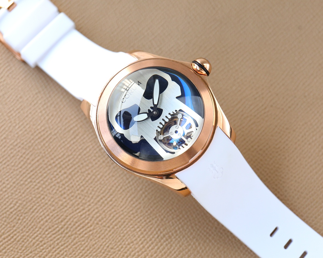 CORUM昆仑表推出了冰雪白 Snow White Bubble泡泡系列46毫米浮动式陀飞轮腕表.表盘上神秘的骷髅图腾,在锃亮明快的玫瑰金表壳环绕下,骷髅深邃空洞的眼眸凝望着佩戴者,敞开的下巴内搭载着浮动式陀飞轮,仿佛穿透棱角分明的骷髅,便是CORUM昆仑表令人神迷的顶级制表工艺与微型机械世界.弧拱形防眩光镀膜表镜,目光聚焦于骷髅图案,重点鲜明,又令佩戴于腕间的腕表散发出隐秘优雅的气质,令人过目难忘🔥顶级出品 精品不断🔥