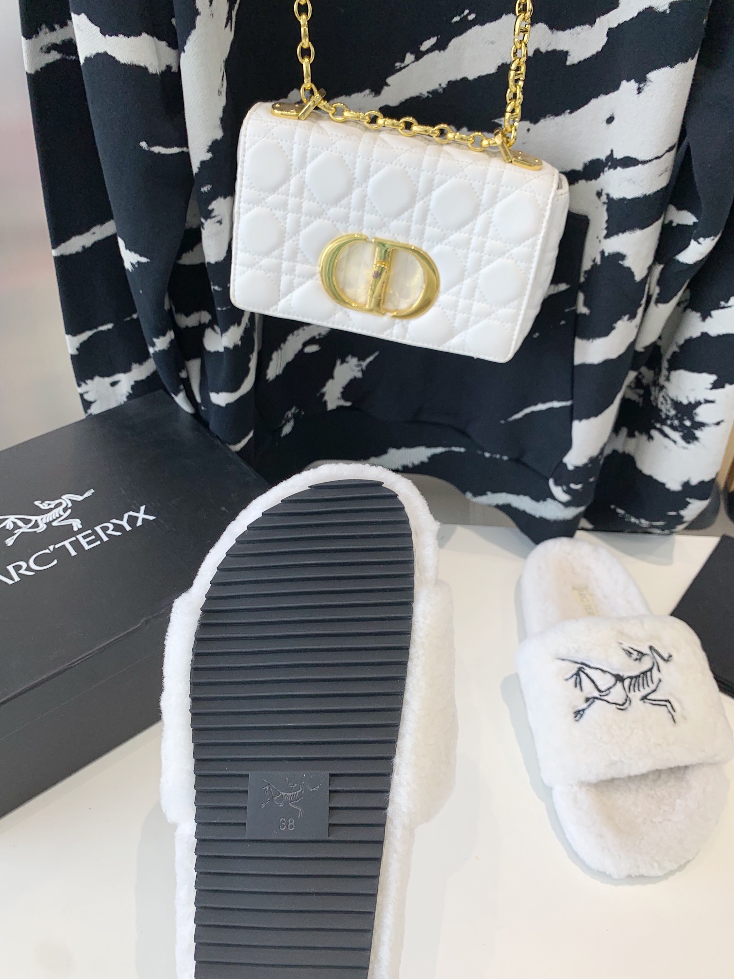 “2022 Arc’teryx Lamb Slippers: Super-Heavy Soles, Fine Wool, and Photo Hysteria” - 图片 8