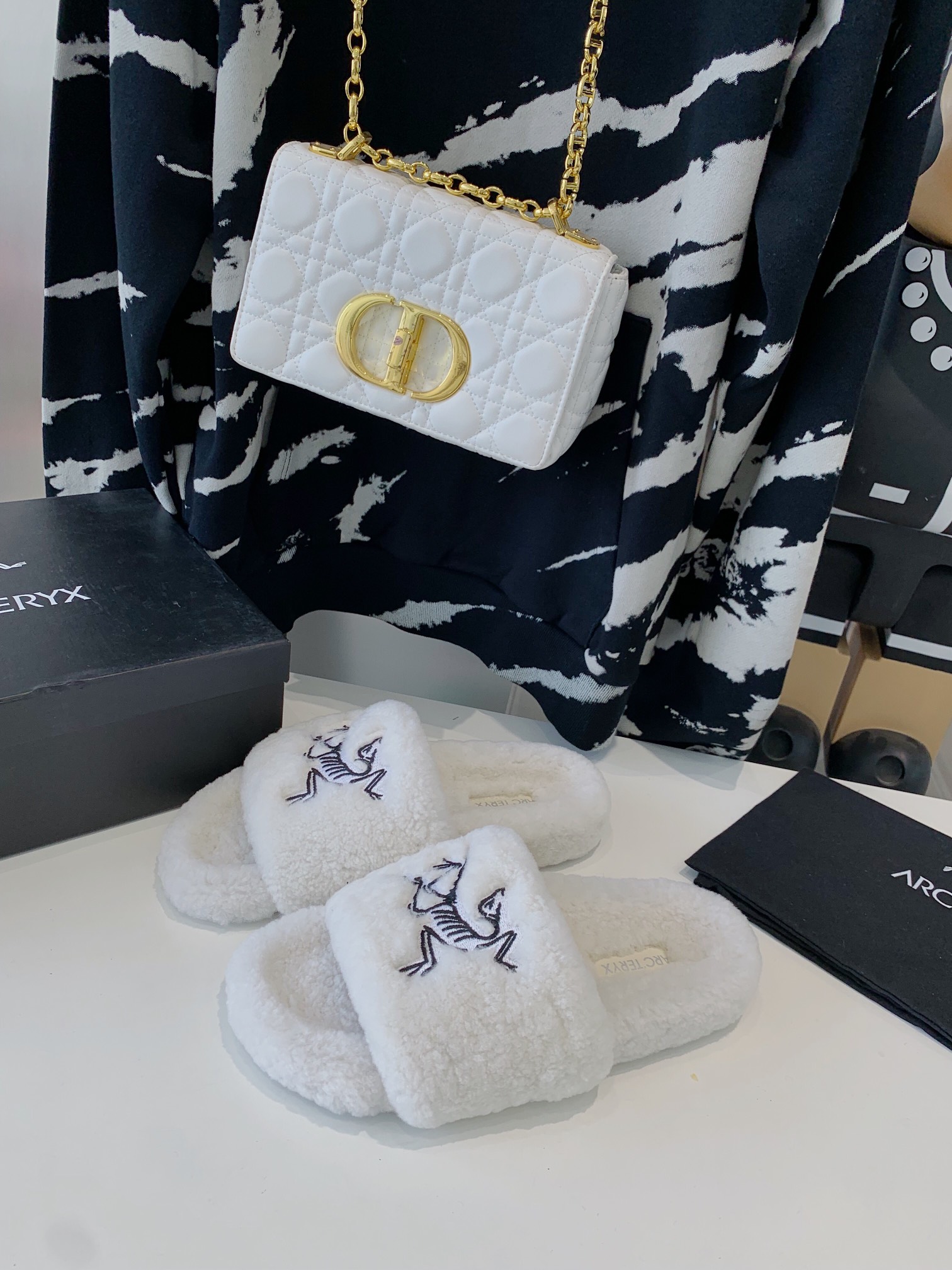 “2022 Arc’teryx Lamb Slippers: Super-Heavy Soles, Fine Wool, and Photo Hysteria” - 图片 2