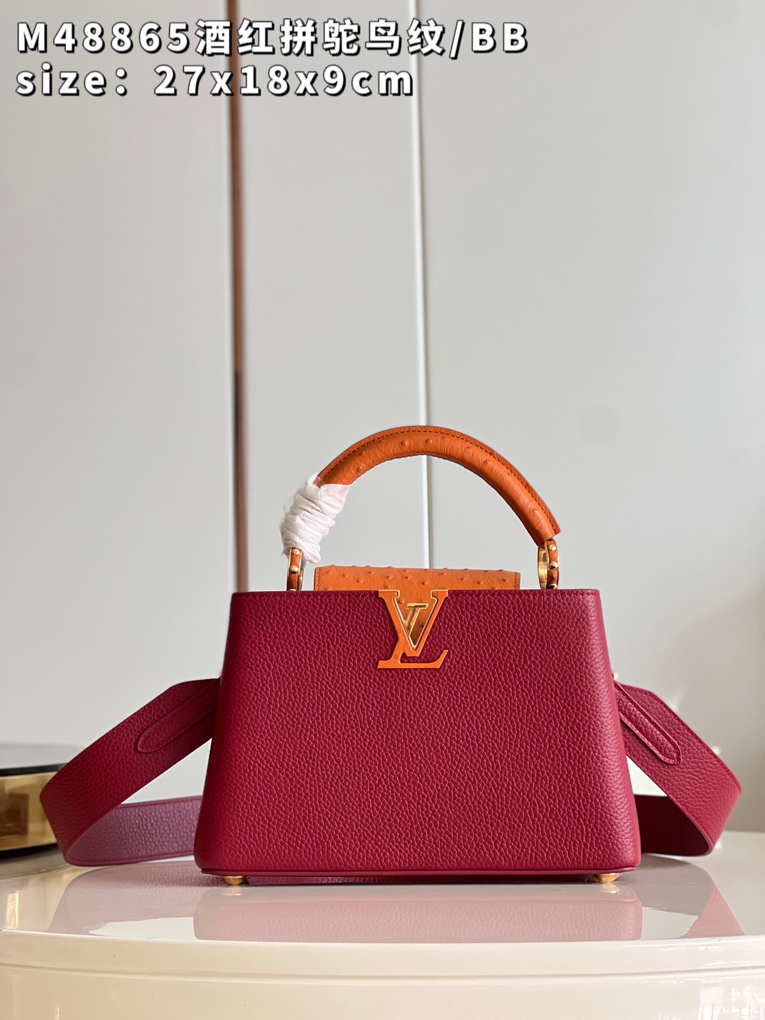 NO:399426,【Exclusive real photo M48865 burgundy spelled ostrich pattern/small】M81409 This Capucines BB handbag uses Taurillon leather to create a delicate configuration, and the flap, handle and LV letters are wrapped in ostrich leather. The flap can be externally or inwardly to read the LV logo, and the removable wide leather shoulder strap is full of modern style. Size: 27 x 18 x 9cm N.,LV【original leather】,louis vuitton,ostrich skin19860909【独家实拍 M48865酒红拼鸵鸟纹/小号】M81409 本款 Capucines BB手袋采用 Taurillon 皮革塑造玲珑构型,以鸵鸟皮革包裹翻盖、手柄和 LV 字母.翻盖可外置或内收以读取 LV 标识,可拆卸宽幅皮革肩带洋溢摩登风尚.size:27 x 18 x 9cm N.,LV【原厂皮】,louis vuitton,ostrich skin,Bag