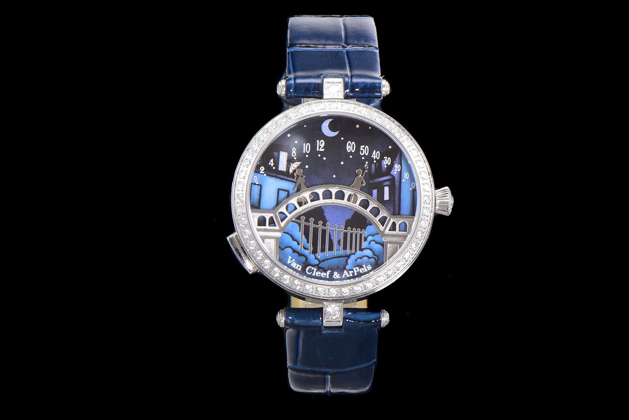 NO:148062,Van Cleef & Arels latest V2 version Poetry complex function series Lover's Bridge's most romantic watch Swiss custom-made quartz movement Sapphire glass mirror case diameter is about 38mm and thickness is about 9mm. Case 316L steel, ring diamond inlaid Swarovski crystal 1 to 1 replica, girl is hour hand, boy is minute hand, hour hand and minute hand meet and kiss every 12 o'clock, you can also press the A button for 1 second to watch the kiss at any time, christian louboutin, swarovski, van cleef19860909梵克雅宝-Van Cleef&Arels最新V2版 诗意复杂功能系列恋人之桥最浪漫的手表 瑞士定做石英机芯 蓝宝石玻璃镜面 表壳直径约38mm,厚度约9mm. 表壳316L钢,圈口钻镶嵌施华洛世奇水晶 1比1复刻,女孩是时针男孩是分针,时针和分针每到12点便相遇拥吻 ,也可以按A按键1秒随时看接吻,,,christian louboutin,swarovski,van cleef,Watch