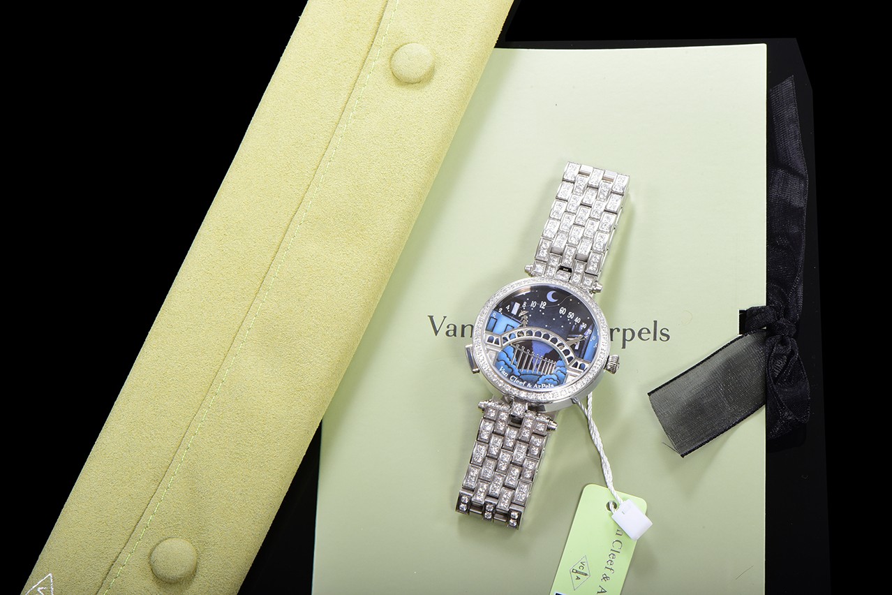 NO:158176,Van Cleef & Arels latest V2 version Poetry complex function series Lover's Bridge's most romantic watch Swiss custom-made quartz movement Sapphire glass mirror case diameter is about 38mm and thickness is about 9mm. Case 316L steel, ring diamond inlaid Swarovski crystal 1 to 1 replica, girl is hour hand, boy is minute hand, hour hand and minute hand meet and kiss every 12 o'clock, you can also press the A button for 1 second to watch the kiss at any time, christian louboutin, swarovski, van cleef19860909梵克雅宝-Van Cleef&Arels最新V2版 诗意复杂功能系列恋人之桥最浪漫的手表 瑞士定做石英机芯 蓝宝石玻璃镜面 表壳直径约38mm,厚度约9mm. 表壳316L钢,圈口钻镶嵌施华洛世奇水晶 1比1复刻,女孩是时针男孩是分针,时针和分针每到12点便相遇拥吻 ,也可以按A按键1秒随时看接吻,,,christian louboutin,swarovski,van cleef,Watch