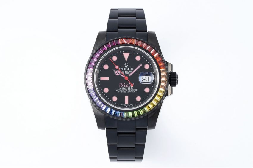 NO:143998,RA factory gives you a pink memory - Rolex Rainbow Circle Submarine. The classic black water ghost that is always carried with diamond-inlaid rainbow diamond ring, looks so shining and luxurious. The 12 o'clock large triangle rhinestone and 43 square diamonds form the overall rainbow color, reflecting the noble, fashionable and high-profile personality. The movement adopts a finely polished Shanghai single-length movement, long power, stable and strong, so that you have no worries about after-sales. The 40 mm watch diameter is in line with most people's wrists. It adopts a classic large three-hand black design and red second hand, paired with a three-dimensional hour marker, and rotates the outer ring in one direction. The 3 o'clock position is the calendar window display, and the foam mirror on it has a magnification and convex effect. The 12 o'clock position is the three-dimensional triangle hour marker and the classic crown logo.  The deep black dial and pink three-dimensional hour markers have a more flavor, and it looks fresh and refined among the same modified Rolex. The bold and novel color scheme makes girls unable to escape the temptation and become a new generation of girls!  !  !  RA factory breaks the shackles and is brave to innovate. Welcome to taste it!  ,,rolex19860909RA factory给你一个粉红色的回忆——劳力士彩虹圈潜航者 经典永携的黑水鬼加上后镶钻彩虹钻圈口,显得那么闪耀奢华,圈口12点位大三角水钻和43颗方钻组成了整体的彩虹色,体现了尊贵时尚和高调的性格. 机芯采用精细打磨的上海单历机芯,长动力,稳定强,让你无售后之忧. 40毫米的表径,符合大部分人的手腕.采用经典大三针黑化设计和红色秒针,搭配立体时标,单向旋转外圈,其中3点钟位置为日历窗显示,上面的泡沫镜有放大凸透的效果.12点钟位置为立体三角时标与经典皇冠标志. 深邃的黑色表盘配上粉红色的立体时标更具有一番风味,在一众千篇一律的改款劳力士中显得清新脱俗. 大胆新颖的配色更是让女生也难逃诱惑,成为新一代把妹神器！！！ RA factory打破桎梏,勇于创新,欢迎品鉴！,,rolex,Watch