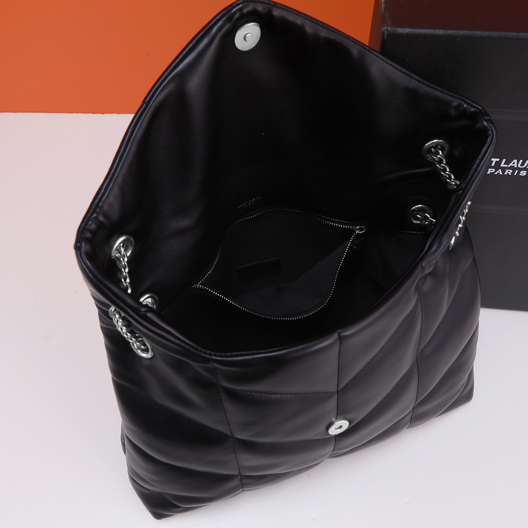 大号35cm，，型号8001-1，黑色银扣
LOULOU PUFFER 绗缝小羊皮包，100%小羊皮制作