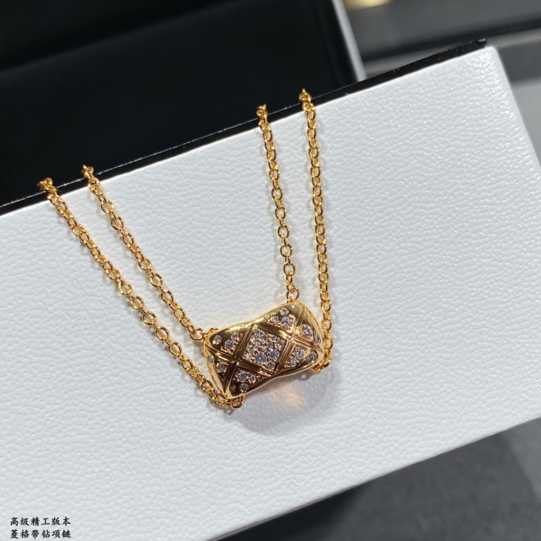 P168
V金镀咪金 8670220  正品开版 CNC精雕菱格带钻项链，火🔥香奈儿经典菱格 热销款 闪亮亮的进口锆石折射出耀眼的火彩 市面最高版本 必备