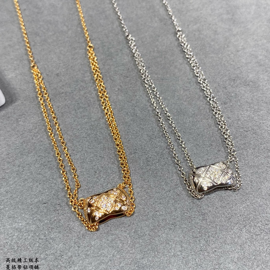 P168
V金镀咪金 8670220  正品开版 CNC精雕菱格带钻项链，火🔥香奈儿经典菱格 热销款 闪亮亮的进口锆石折射出耀眼的火彩 市面最高版本 必备