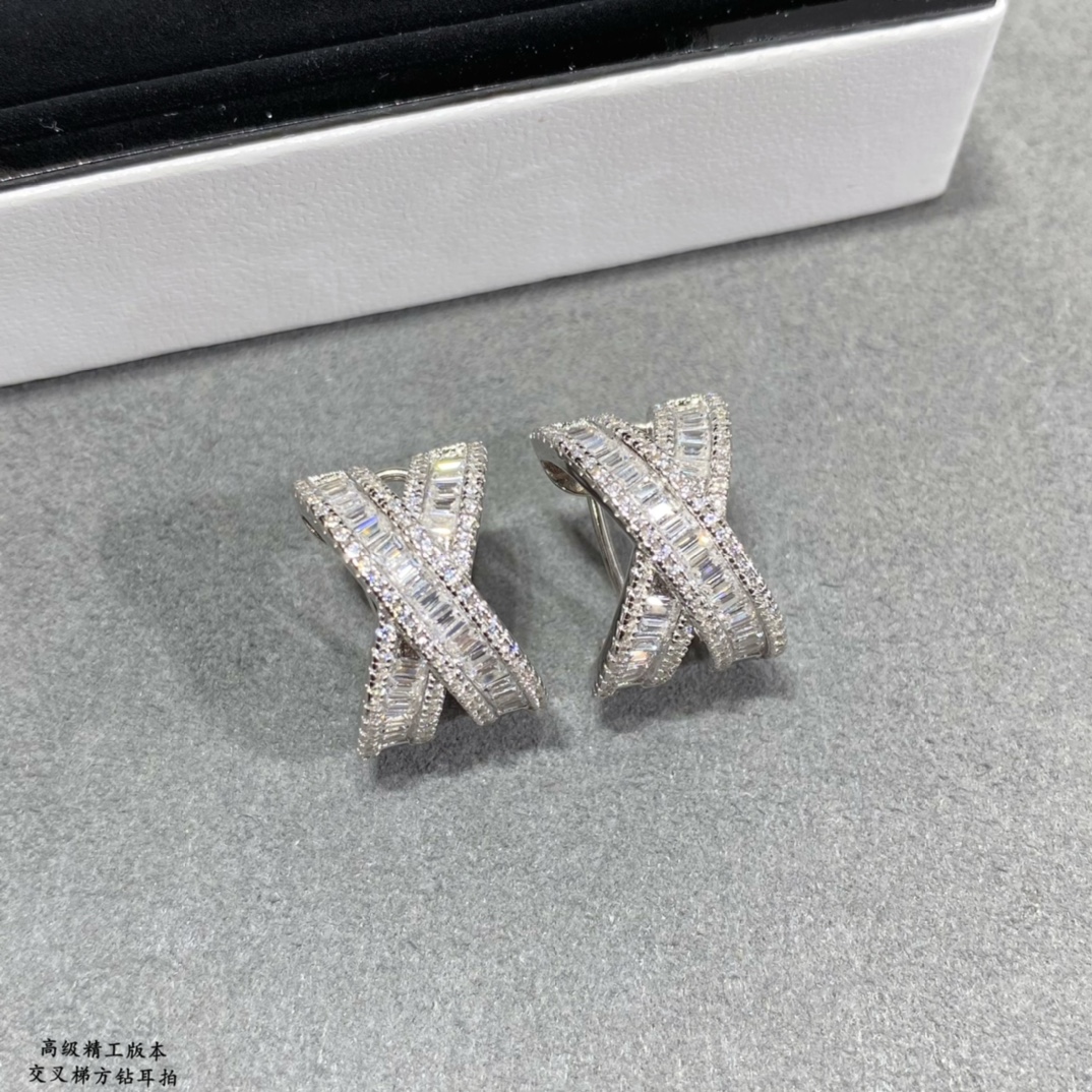  9⃣2⃣5⃣ 香奈儿交叉梯方钻耳环，系列高级珠宝作品 线条灵动的蝴蝶结或环绕指间、或在颈窝处闪耀、亦或