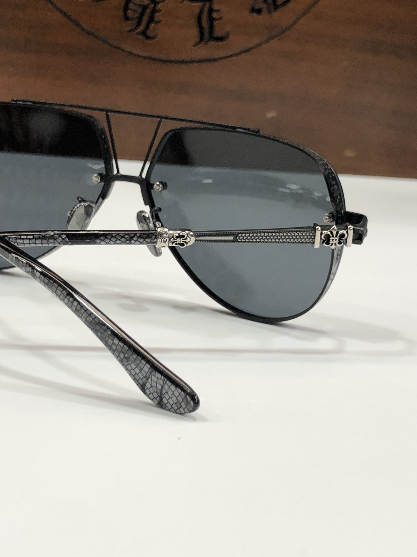 CHROMEHEART太阳镜款式为本结合护目镜的概念延续飞行员镜架所采用双梁设计点缀镂空十字花纹风罩细节