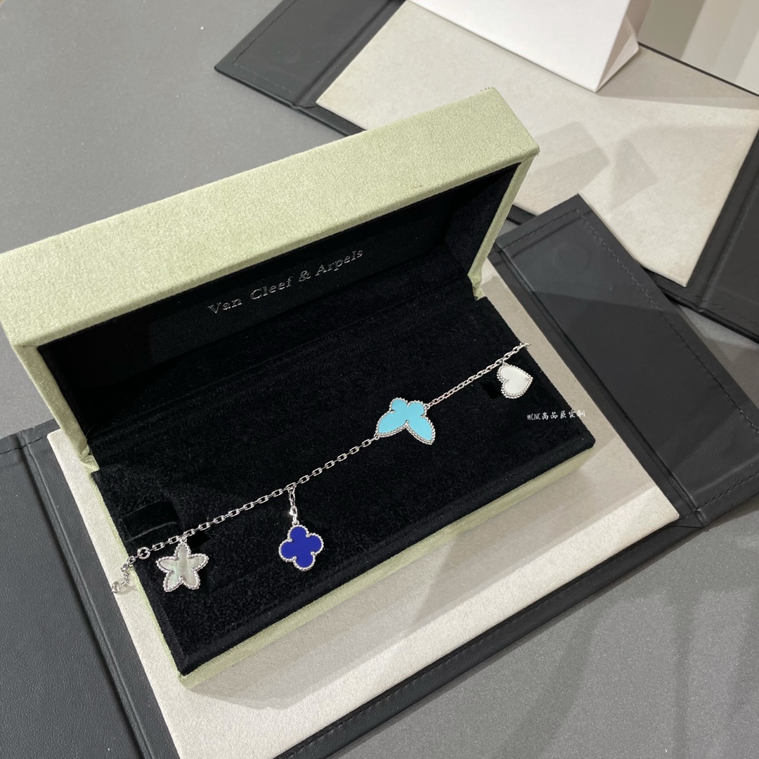 NO:634524,88350, Vc family’s out-of-print lucky four-flower bracelet, which is no longer available at this counter, has four accessories in K white color, namely gray shell, star, blue four-leaf clover, turquoise butterfly, white shell peach heart ~ each flower shape represents a different meaning of luck vc home  Our craftsmanship has been very mature. Look at the real photos. No need for further introduction. The whole body is V-gold and thickly plated with real gold. The CNC five-axis machine carves the logo. This is more suitable for skin to wear ~, chanel, bracelet, Cartier high-end jewelry1986090988350,Vc家绝版lucky四花手链,这款专柜已经买不到啦,K白配色四个配饰,分别是灰贝星星蓝四叶草绿松石蝴蝶白贝桃心～每朵花型都代表着不同的幸运寓意vc家我们的工艺已经十分成熟了看实拍,不用再多做介绍通体V金厚镀真金,CNC五轴机精雕logo齐这款比较挑肤色佩戴～,,chanel,bracelet,卡迪亚高端饰品,Jewelry