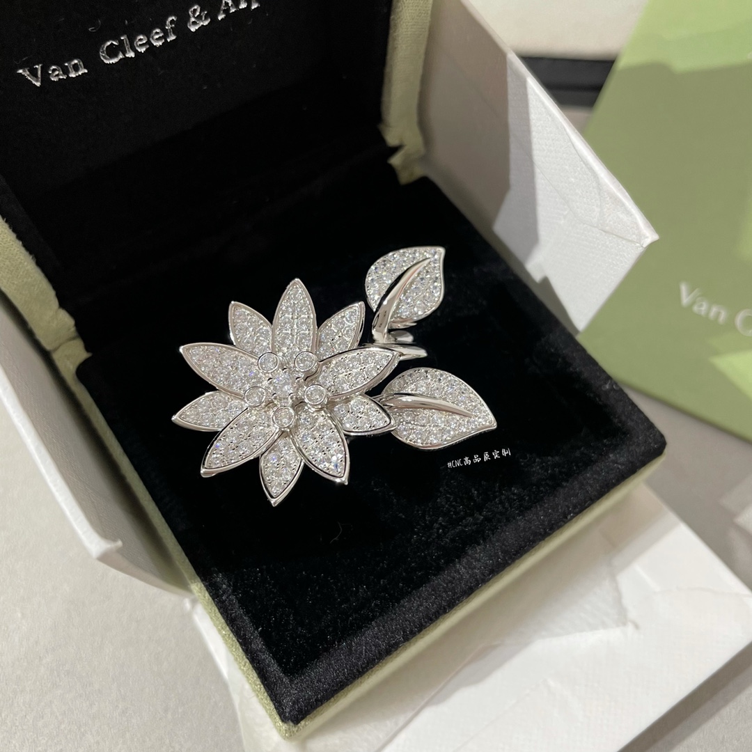 NO:634515,88260, Vc’s heavyweight model, Lotus two-wear ring, see real shot, this is a piece-by-piece assembly version, all diamonds are hand-set, the back is a honeycomb transparent bottom design, the logo is fully engraved~ It is very eye-catching when you wear it!  ,,chanel,ring,Cardia high-end jewelry1986090988260,Vc家重磅款,莲花两戴款戒指看实拍,这款为分件组装版,所有钻石均为手工镶嵌,背面为蜂窝透底设计一致z开发,logo刻字齐～ 戴上手非常吸睛！,,chanel,ring,卡迪亚高端饰品,Jewelry