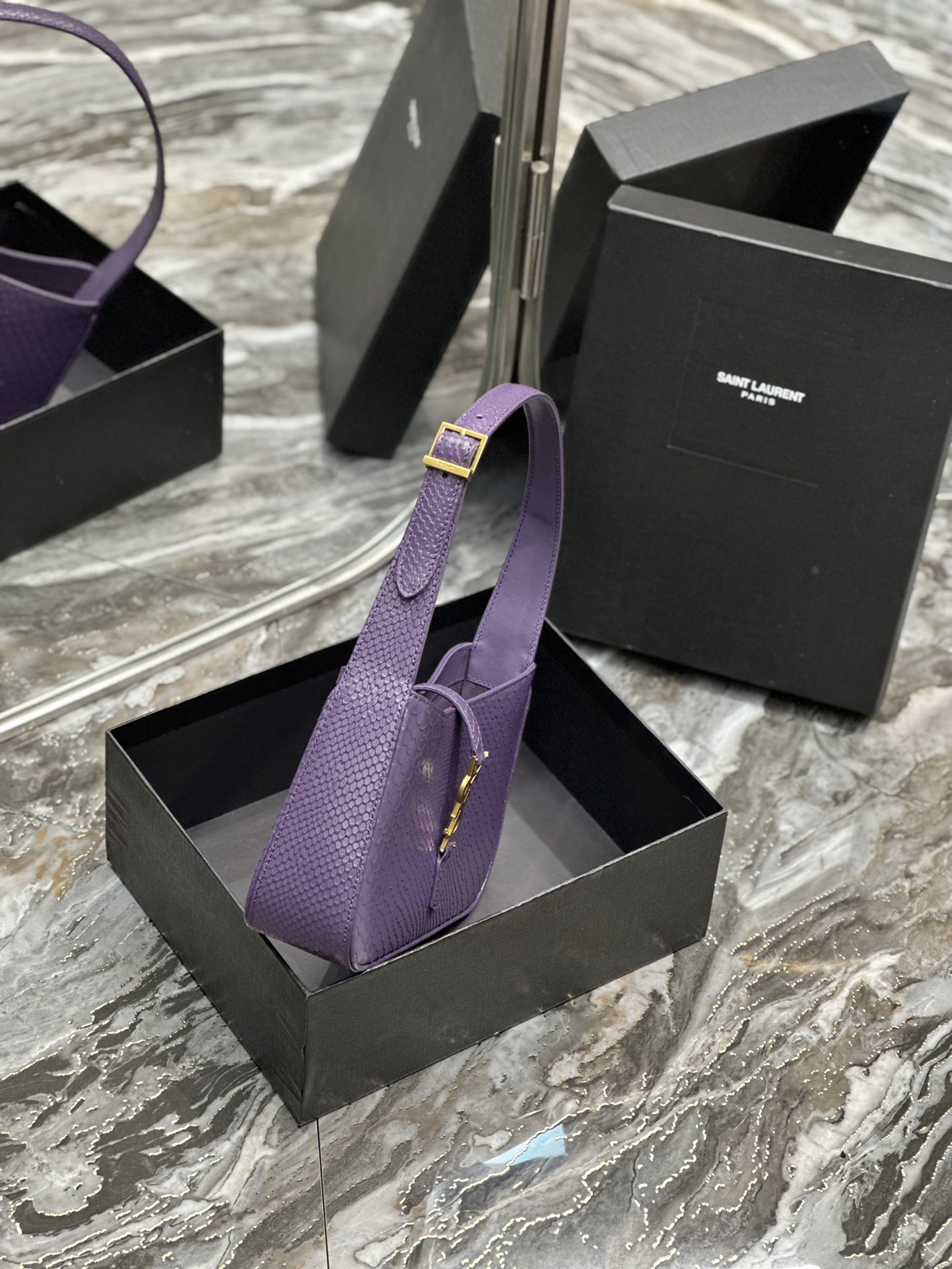 原厂皮紫色蛇纹牛皮_腋下包Le5A7Bag强推️今年的宝藏包包之一！极简外形+金属logo扣开合设计可调