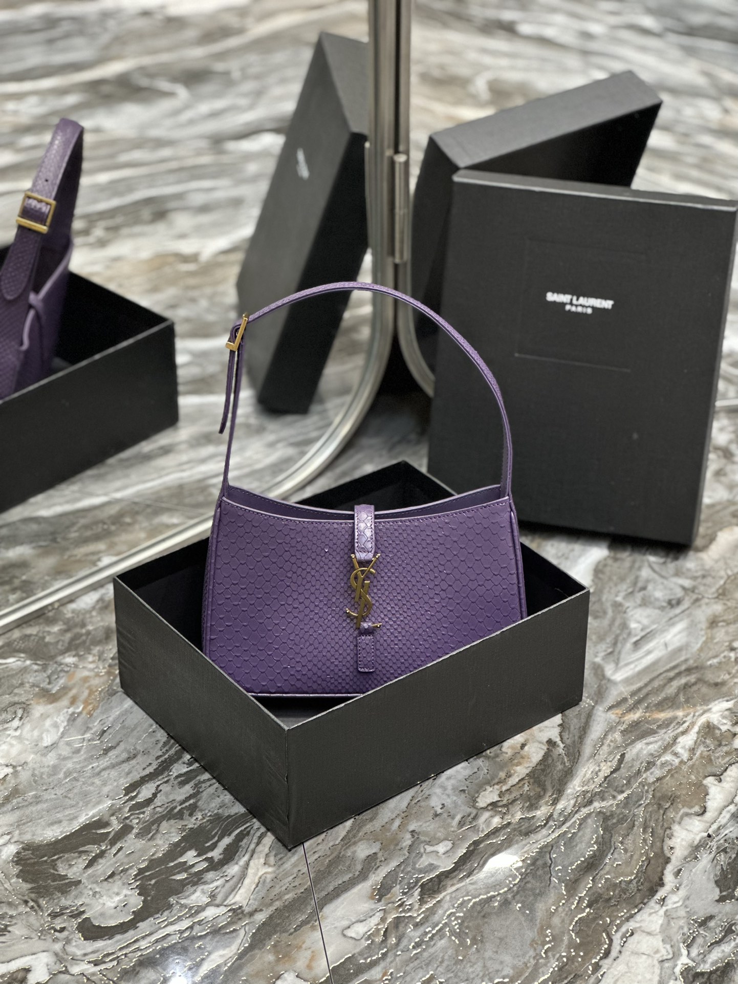 原厂皮紫色蛇纹牛皮_腋下包Le5A7Bag强推️今年的宝藏包包之一！极简外形+金属logo扣开合设计可调