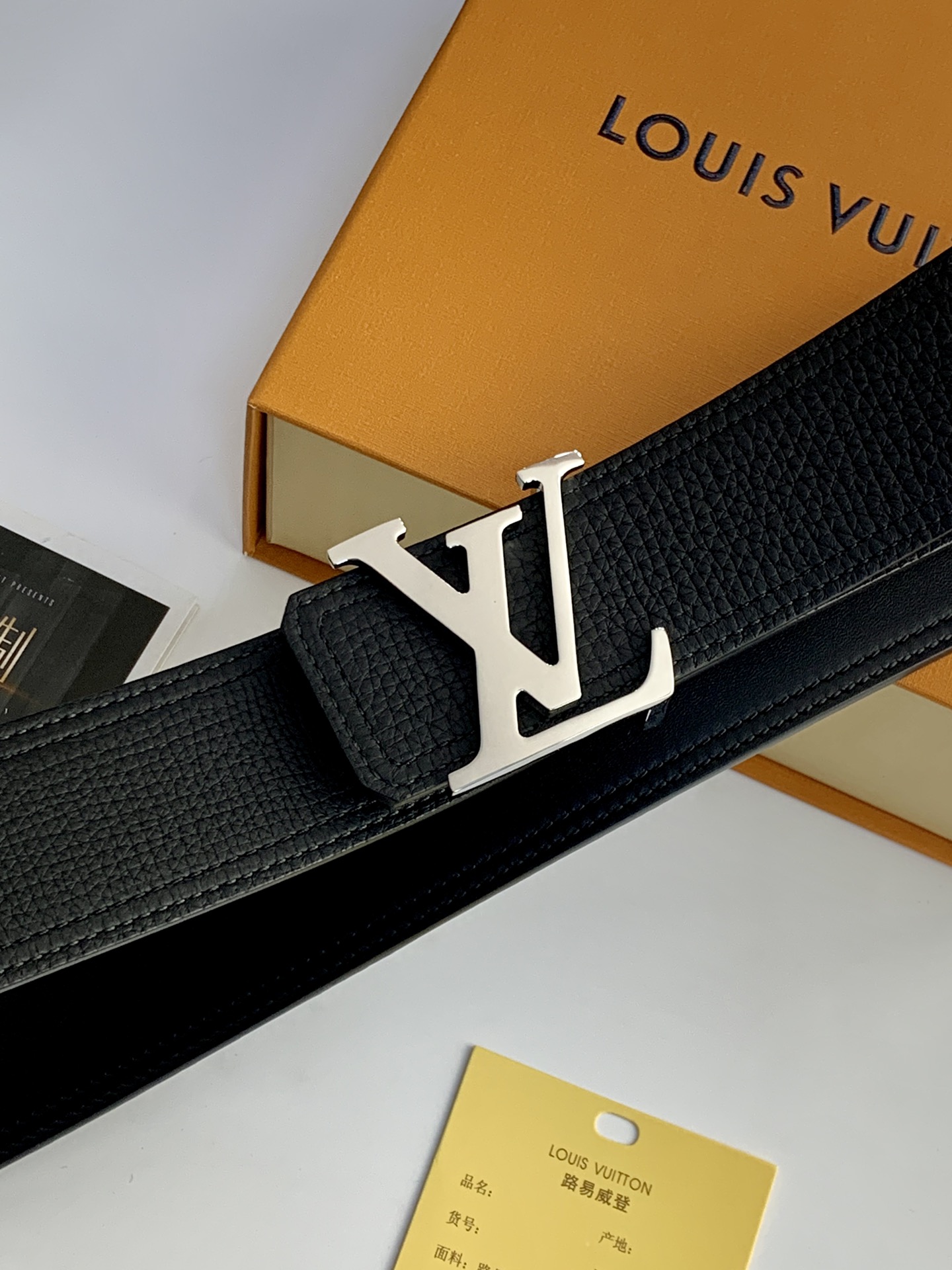 LV 进囗手搓纹黑色腰带,宽40毫米,搭配新款精品钢扣,商务服装造型的完美搭配 4