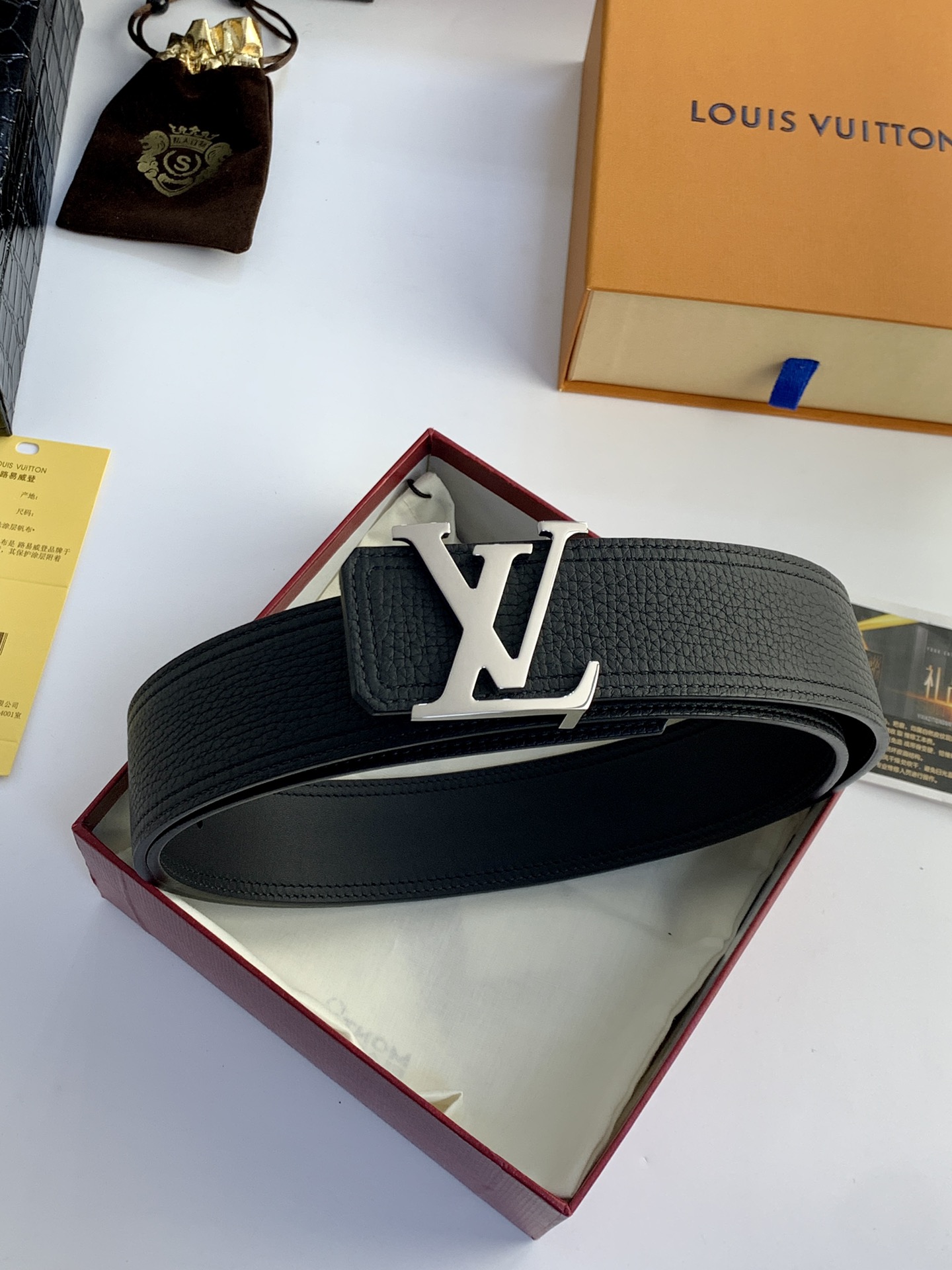 LV 进囗手搓纹黑色腰带,宽40毫米,搭配新款精品钢扣,商务服装造型的完美搭配 5