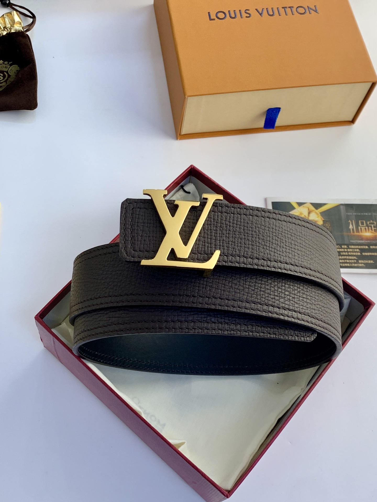 LV 进囗手搓纹咖啡色腰带,宽40毫米,搭配新款精品钢扣,商务服装造型的完美搭配 5