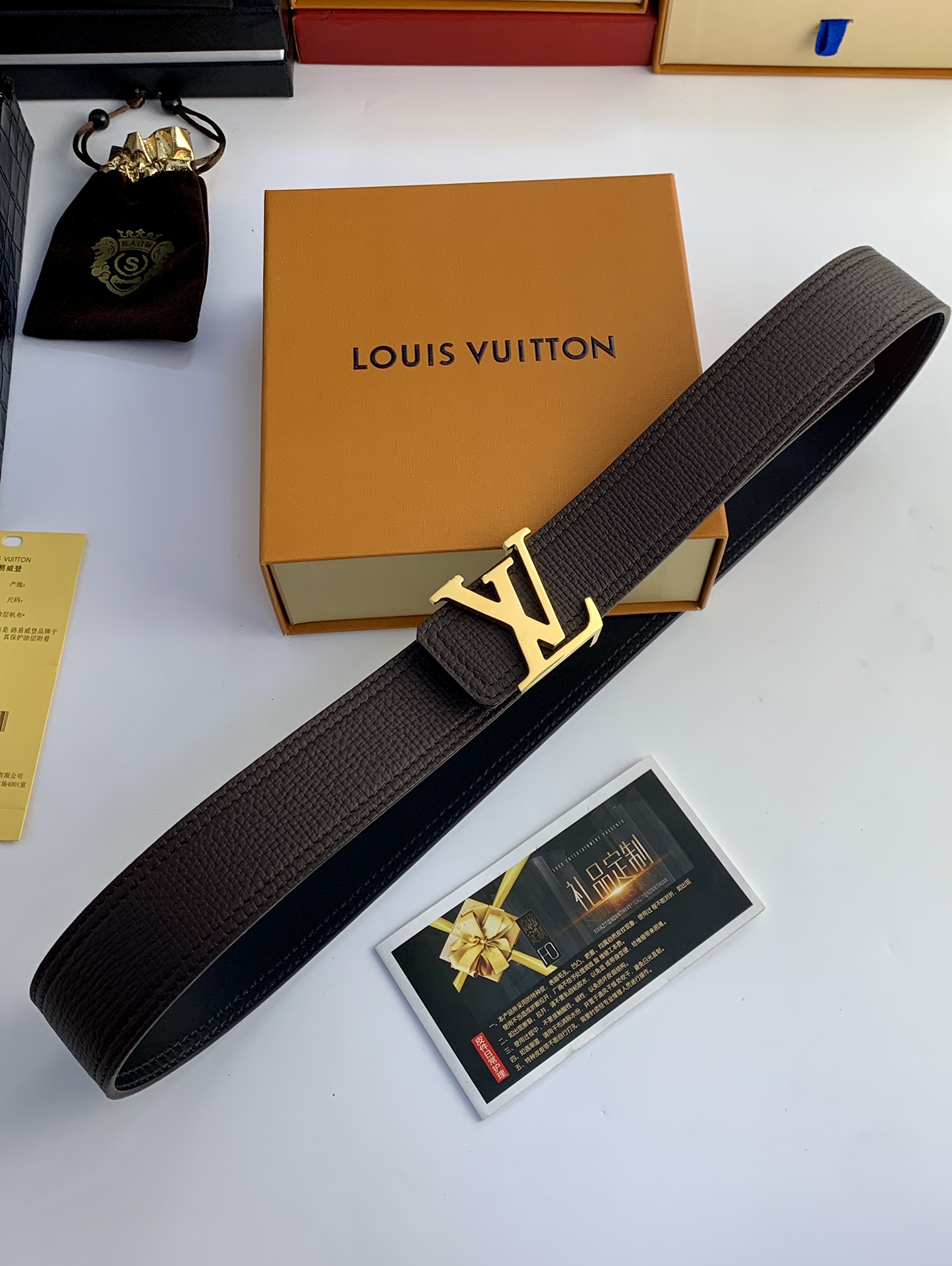 LV 进囗手搓纹咖啡色腰带,宽40毫米,搭配新款精品钢扣,商务服装造型的完美搭配 6