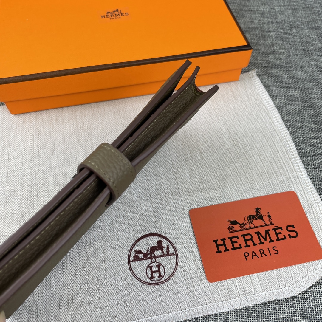 【Hermes 原版皮】。
爱马仕女士新款纯色皮革内拉链口袋竖款钱包 
💋专柜对版复刻，内有原厂代工码
