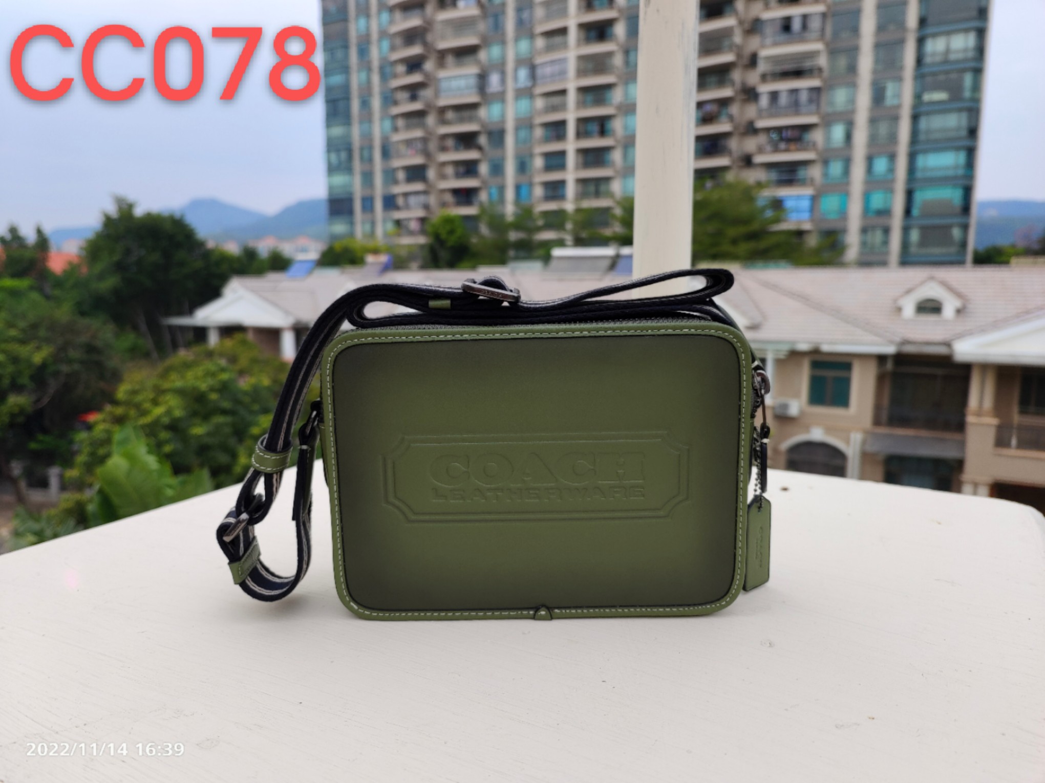 Coach 2022 10月新款Coach压花CC078牛皮CHARTER 24男斜挎双拉链相机包家 绿色 Charter通勤和出差提供便携舒适的体验 这款公整有型的斜挎包马车logo 和 的皮革制作 带有2个特色拉链隔层 内置容量足够强大